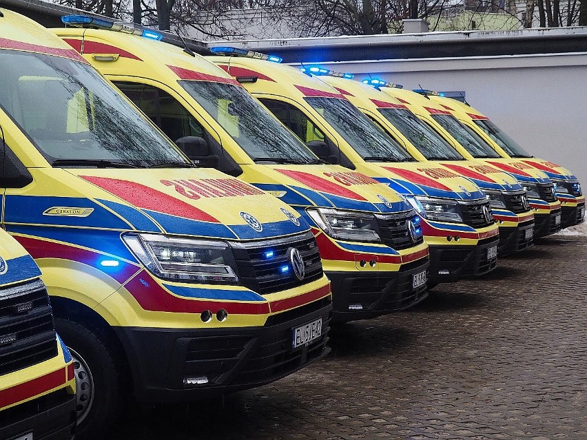 Osiem nowych ambulansów zastąpi wysłużone pojazdy...