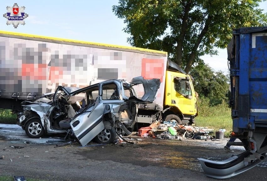 Wypadek pod Kraśnikiem. Rozbite trzy samochody, trzy osoby w szpitalu