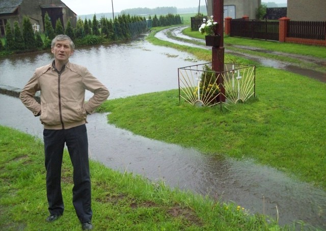 - Po deszczu woda regularnie podtapia moje gospodarstwo, ponieważ rowy zostały zasypane - skarży się Joachim Ligendza.