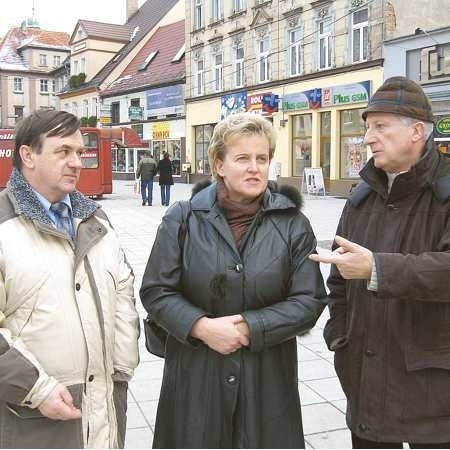 - Płatne parkowanie wprowadzi wreszcie porządek na placu Przyjaźni - mówią (od lewej) Franciszek Łuckiewicz, Teresa Dominiak i Tadeusz Smuszkiewicz.