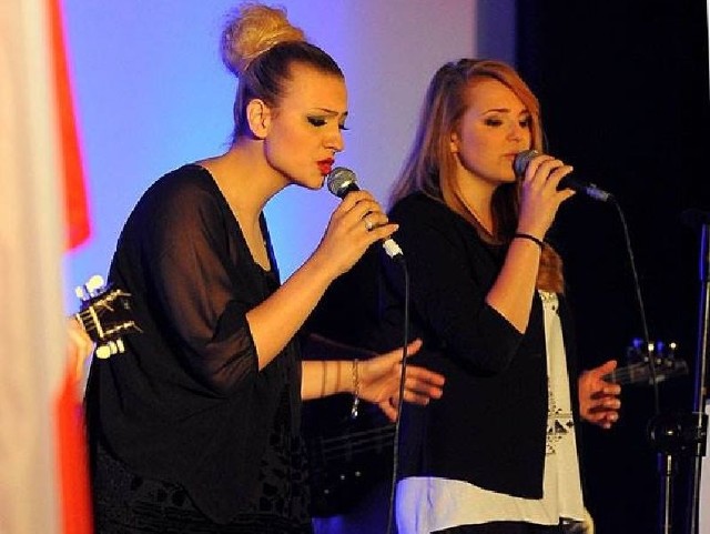 Małgorzata Nakonieczna (z lewej) i Dominika Bałazińska podczas występu w Krakowie.
