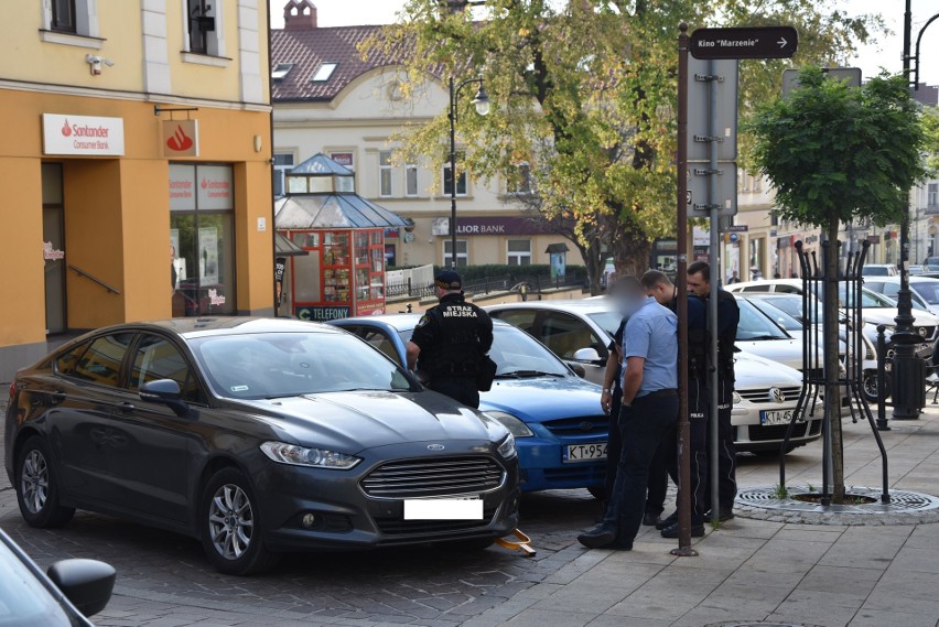 Tarnów. Czy strażnicy miejscy o uszkodzili auto podczas zakładania blokady? [ZDJĘCIA]