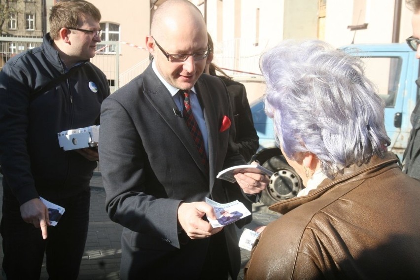 Kandydat na prezydenta Rybnika Piotr Masłowski rozdawał...