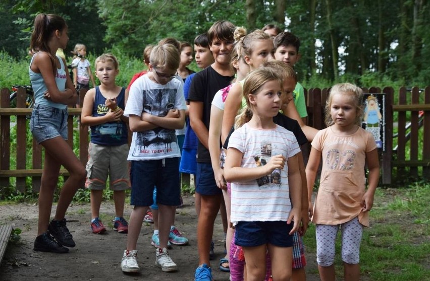 Zawodników oceniano w kategorii do 9 lat i powyżej 9 lat. W...