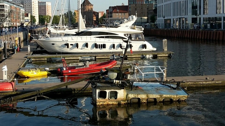 Wrak brytyjskiego jachtu zalegającego w gdańskiej marinie po trzech latach ma zostać usunięty na koszt właściciela - tak zdecydował sąd