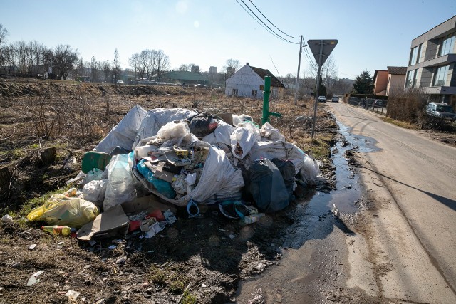 Na razie zamiast budowy wymarzonej drogi jest śmietnisko