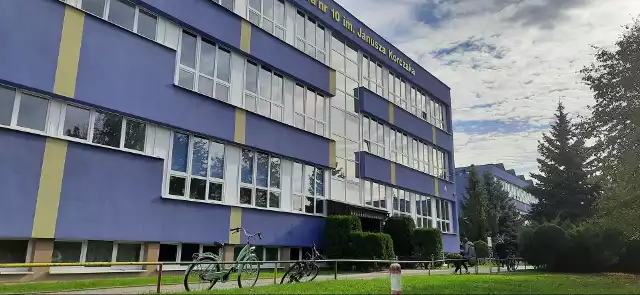 Szkoła Podstawowa numer 10 w Tarnobrzegu zawiesza lekcje stacjonarne dla części uczniów.