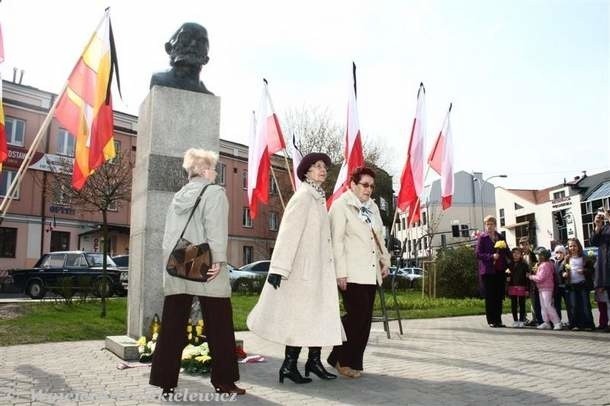 Esperantyści 14 kwietnia pod pomnikiem obchodzili 93. rocznicę śmierci Ludwika Zamenhofa