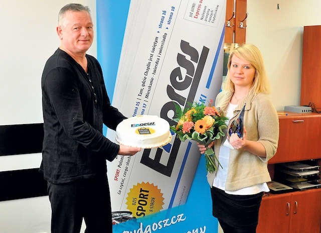 Właściciel Centrum Handlowego Kościuszki - Jerzy Czubek specjalną statuetkę i okolicznościowy tort odebrał z rąk reprezentującej „Express Bydgoski” Kamili Dorawy