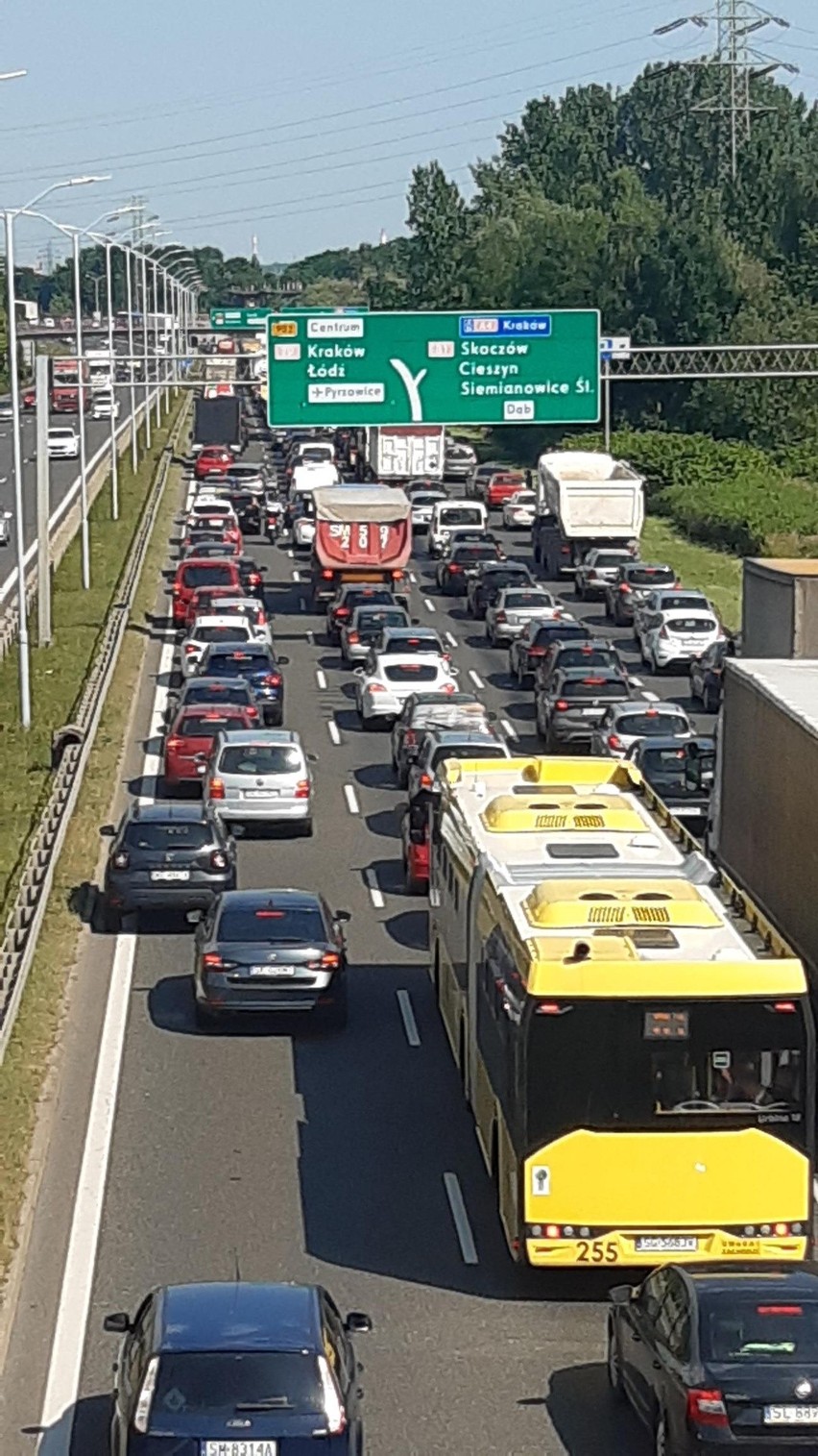 Na DTŚ w Katowicach doszło do zderzenia osobówki z tirem....