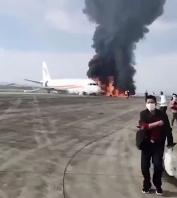 Samolot Tibet Airlines, który zapalił się na płycie...