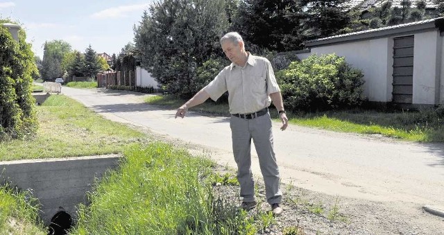 Jeden z mieszkańców ulicy Azaliowej Marek Rosiek od miesięcy walczy o uliczne oświetlenie i kanalizację.