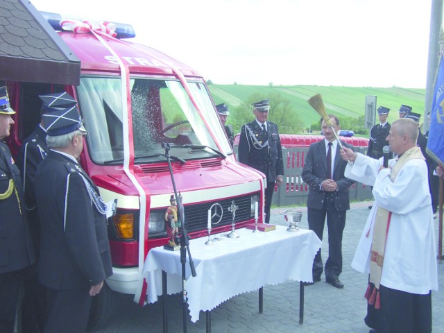 Poświęcenie strażackiego mercedesa