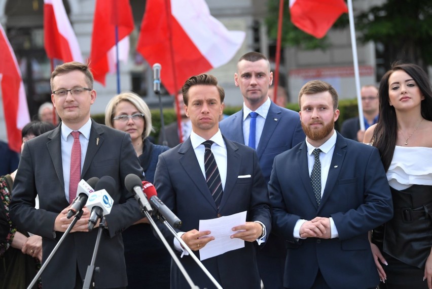 Kilkaset osób na spotkaniu z Krzysztofem Bosakiem, kandydatem na prezydenta Polski, na Rynku w Kielcach [ZDJĘCIA, WIDEO]