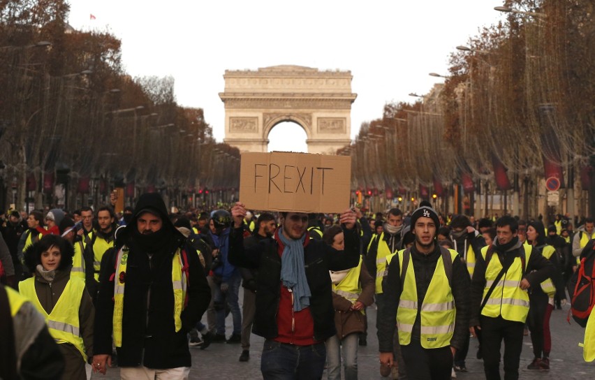Francja: Zamieszki w Paryżu 8.12 ZDJĘCIA Protesty "żółtych kamizelek". Bilans: 260 rannych, 1700 zatrzymanych. Ile osób protestowało?