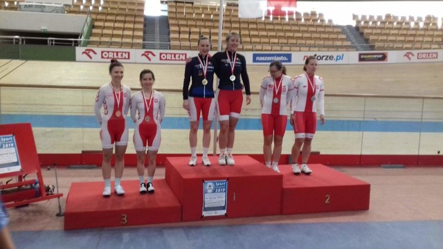 Na pierwszym stopniu podium MP niewidomych i słabowidzących w Pruszkowie Angelika Biedrzycka i Edyta Jasińska. Na innych zdjęciach także drugi bydgoski duet Oliwia Hewelt i Ewa Kolbowicz. Na kolejnych Edyta Jasińska w drużynie na wojskowych MŚ w chińskim Wuhan.