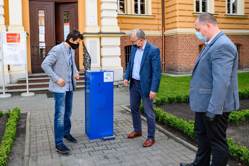 Przekazanie stacji do dezynfekcji rąk przez radnego Tomasz...