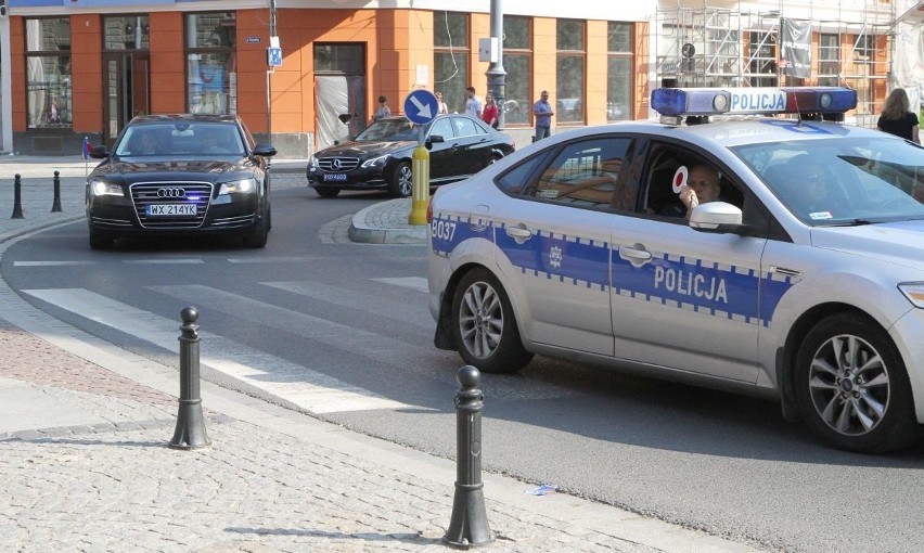 Limuzyna pod eskortą policji. Kto nią jeździ po Wrocławiu?