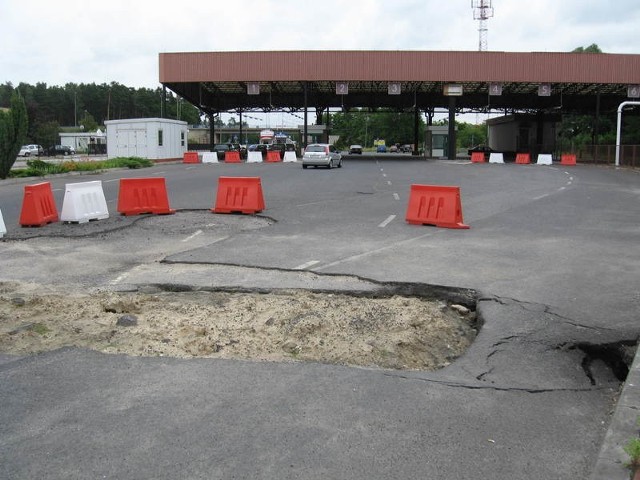 Takie dziury w drodze witają kierowców na dawnym przejściu granicznym w Olszynie.