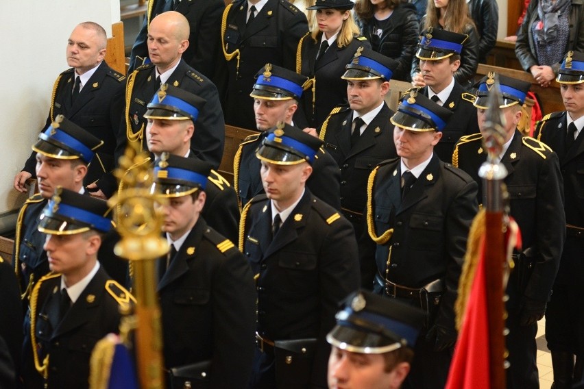 Strażacy z Pionek i powiatu radomskiego świętowali dzień patrona; była msza święta, parada ulicami miasta, medale, awanse i odznaczenia