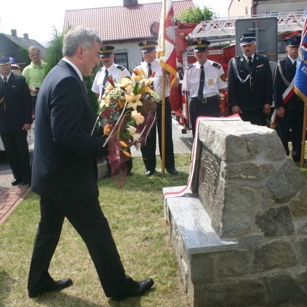 Poseł Andrzej Bętkowski składa kwiaty pod pomnikiem poświęconym Janowi Witwickiemu.