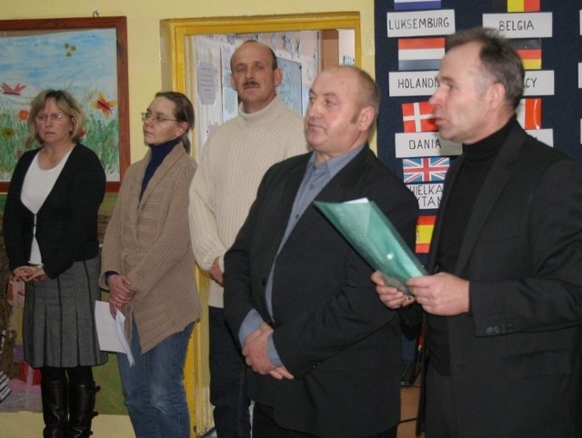 Na spotkaniach dotyczących losu szkoły dyrektor Beata Lisewska (pierwsza z lewej) zapewnia, że będzie walczyła o utrzymanie placówki