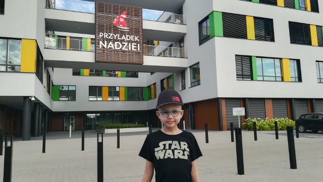 Artur Kaczor po prawie rocznym pobycie w klinice we Wrocławiu jest już w końcu w swoim domu w Kluczborku.