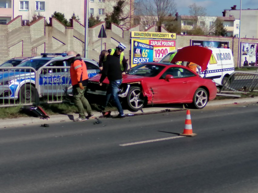 Wypadek przy Rondzie Solidarności w Koszalinie. Mercedes wypadł z drogi [ZDJĘCIA]