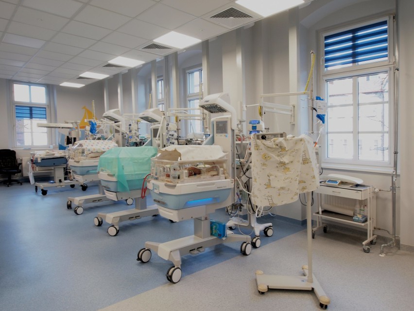 Oddziały dziecięce w Szpitalu Klinicznym nr 1 w Zabrzu już po remoncie. Wyglądają jak nowe, są nowe łóżka, sprzęt i większy blok operacyjny