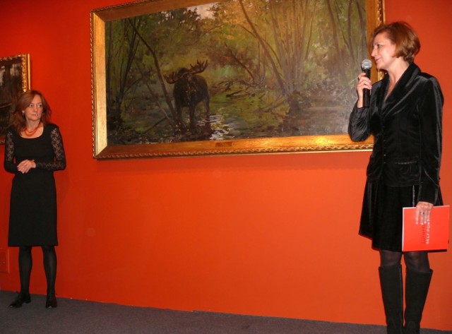 Podczas otwarcia wystawy prac Juliusza Fałata, kurator Anna Król i dyrektor muzeum Lucyna Mizera.