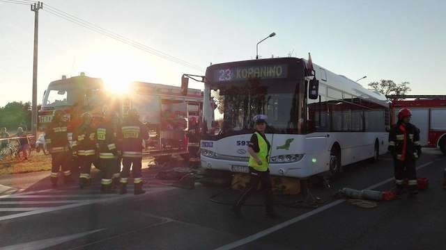 50-letnia rowerzystka wpadła pod autobus MZK linii nr 23 na skrzyżowaniu ul. Konstytucji 3 Maja i Przy Skarpie.