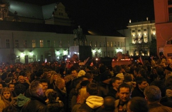 Tłumy warszawiaków przed Pałacem Prezydenckim.