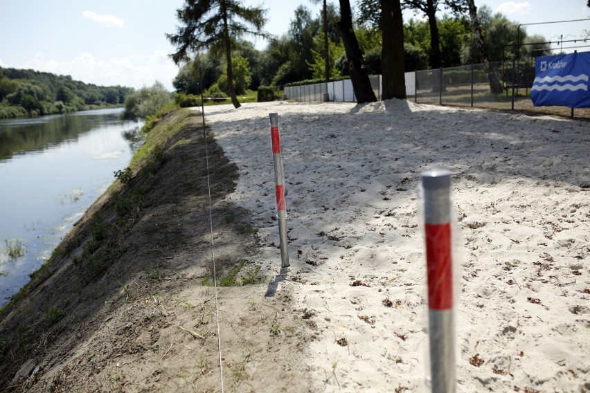 Na terenie klubu trwają ostatnie prace przed otwarciem plaży