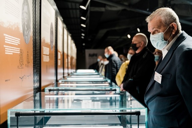 Wystawa "Kiedy się wypełniły dni..." w Muzeum II Wojny Światowej w Gdańsku poświęcona jest poległym polskim żołnierzom, obrońcom Westerplatte, których szczątki odnaleziono jesienią 2019 r. na terenie byłej Wojskowej Składnicy Tranzytowej.