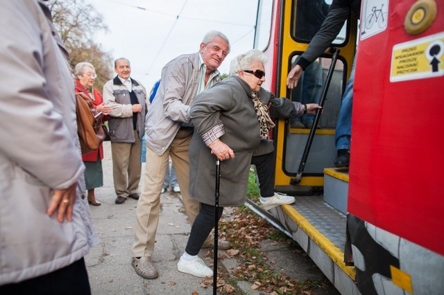 Helena Mayer przewróciła się, wsiadając do tramwaju linii 5. Dla niej i innych emerytów z osiedla stopnie tramwajów są za wysokie, a przystanki ustawione zbyt nisko.