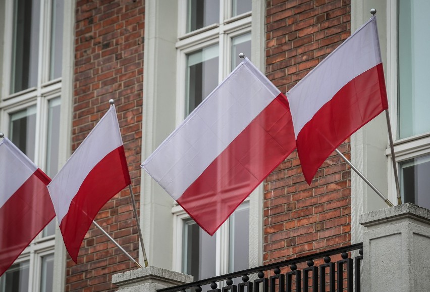 Co grozi za znieważenie flagi i siedzenie podczas śpiewania hymnu? Jak nie znieważyć symboli państwowych? 