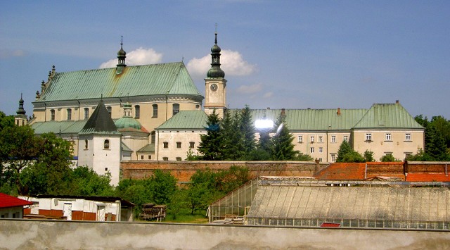 Zespół Kościoła i Klasztoru Bernardynów w Leżajsku.4,1 mln zł przeznaczył w tym roku samorząd województwa na prace konserwatorskie, restauratorskie lub roboty budowlane przy zabytkach. Pieniądze pójdą m.in. na prace w Domu Zakonnym w Komańczy, chałupę Szylarów w Markowej.