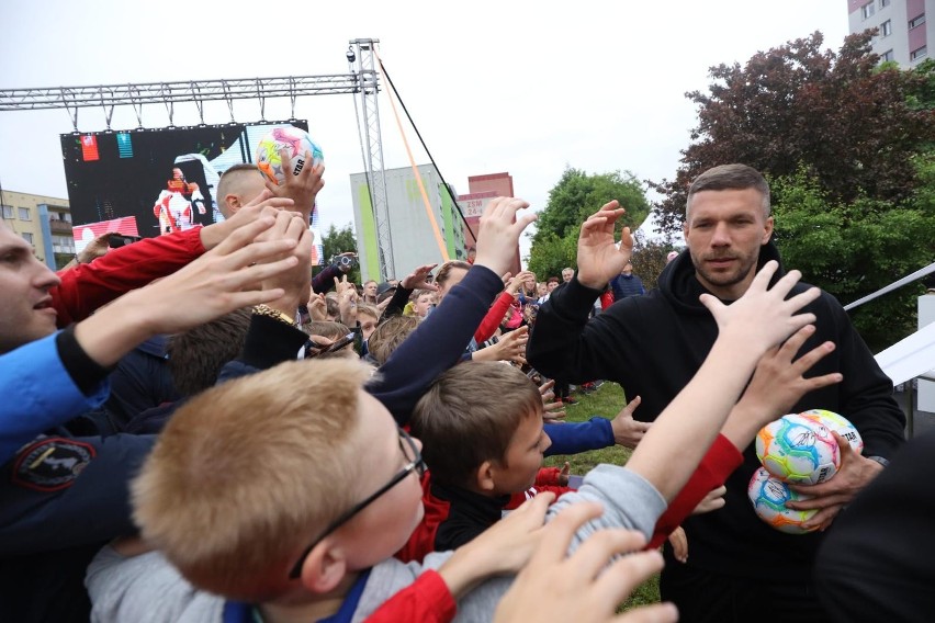 Lukas Podolski ma wielu fanów...