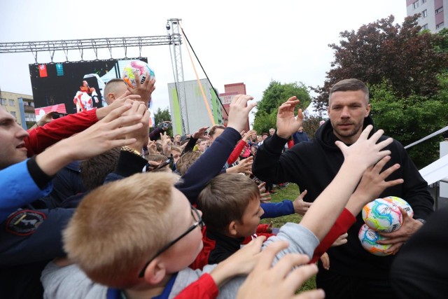 Lukas Podolski ma wielu fanówZobacz kolejne zdjęcia. Przesuwaj zdjęcia w prawo - naciśnij strzałkę lub przycisk NASTĘPNE