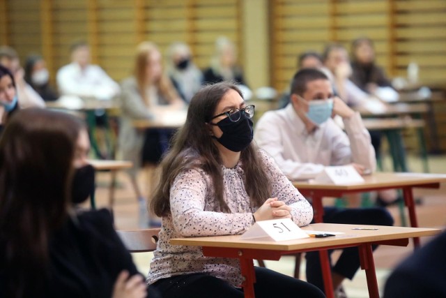 Tegoroczni maturzyści szykują się do egzaminu dojrzałości.