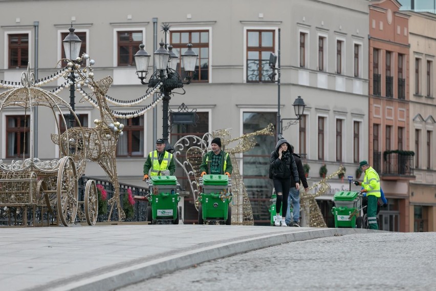 Ekipy sprzątające na ulicach starówki w Bydgoszczy miały co...
