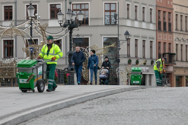Ekipy sprzątające na ulicach starówki w Bydgoszczy miały co robić 1 stycznia 2023 roku. Sprzątano odpady pozostawione głównie po sylwestrowych zabawach i odpalanych fajerwerkach. Podobne zanieczyszczenia były widoczne praktycznie na wszystkich pozostałych bydgoskich osiedlach