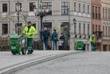 W centrum Bydgoszczy noworoczne sprzątanie po sylwestrze. Ekipy ProNatury miały co zbierać