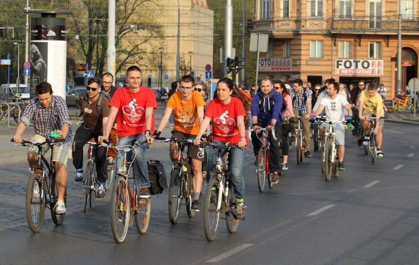 Masa Krytyczna na ulicach Wrocławia. Jechało w niej 400 rowerzystów (ZDJĘCIA)