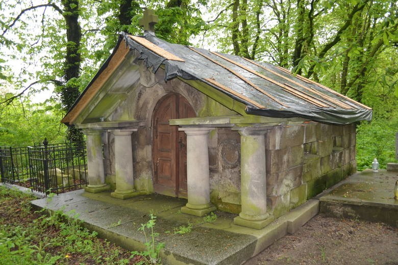 Mauzoleum rodziny Mieczkowskich na starym cmentarzu w Kcyni...