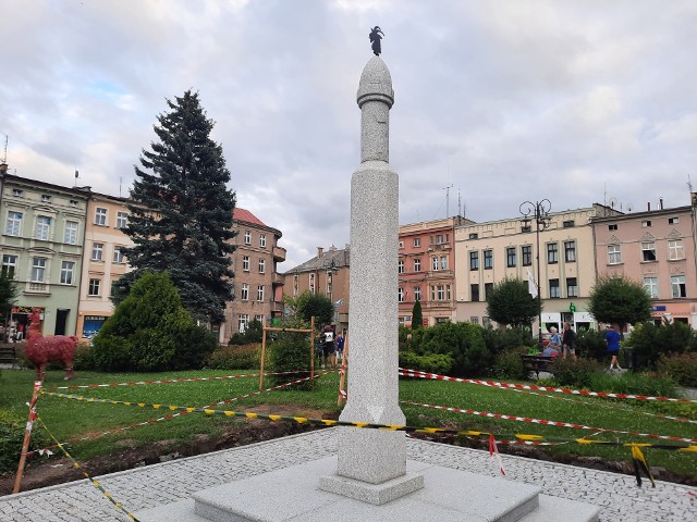 Pręgierz w Głuchołazach jest wzorowany na kolumnie z Bystrzycy. Nie zachowały się bowiem rysunki, jak wyglądał oryginał. W sąsiedztwie ustawiono makietę przedstawiającą dawną zabudowę miasta.