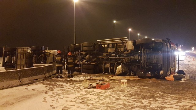 Ciężarówka z cysterną przewróciła się na drogę, tarasując przejazd Autostradą A1 w kierunku Gliwic