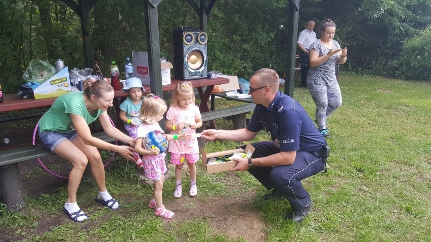 Tak  podczas zabawy z policjantami dzieci poznały podstawowe zasady bezpieczeństwa