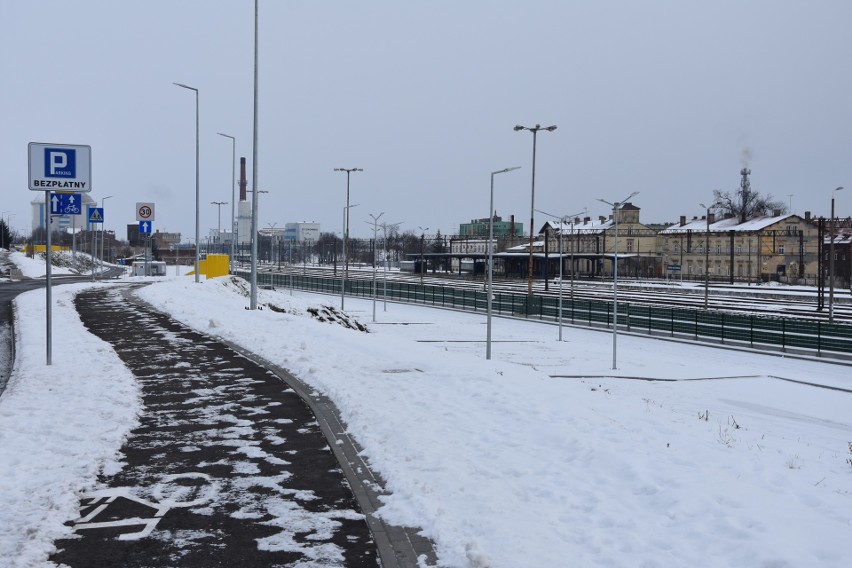 Parking przesiadkowy przy dworcu PKP w Nakle zasypany...