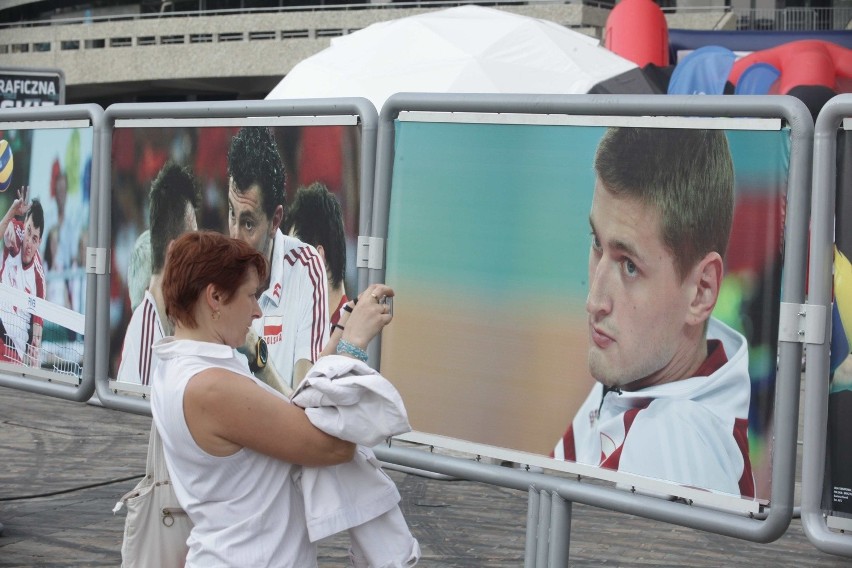 Kibice Ligi Światowej już przed katowickim Spodkiem bawili...